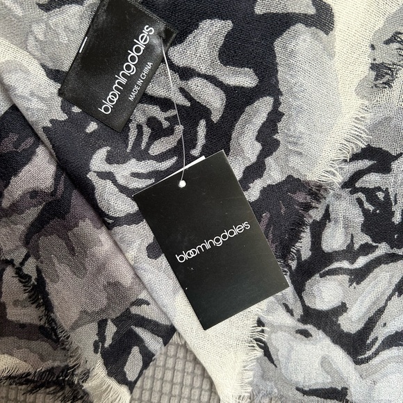 Bloomingdale’s Fashion Scarf - One Size - Ivory, Black and Gray. NWT - Picture 3 of 8